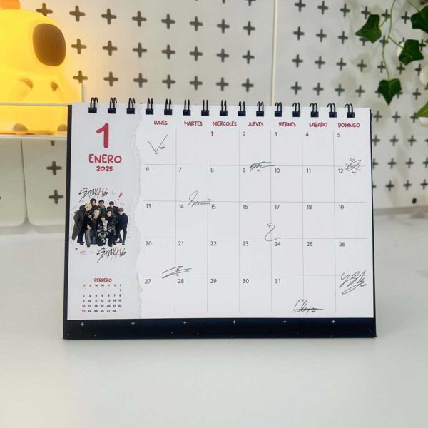 Calendario de mesa 2025 Stray Kids - Imagen 2