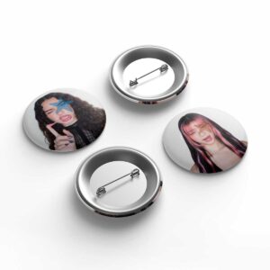 Pin chico Katseye y2k
